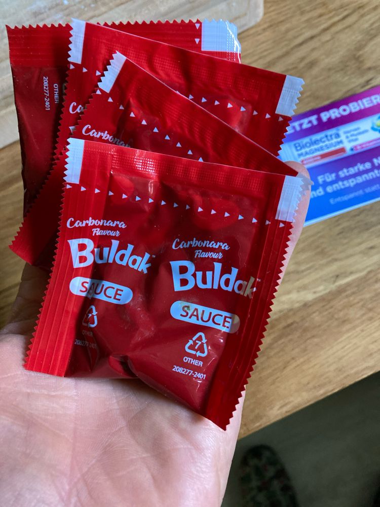 mehrere Saucenbeutel Buldak Ramen 