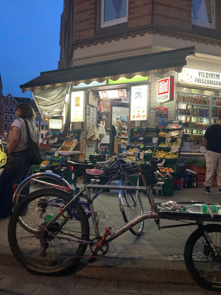 Mein Cargo steht vor einem Kiosk in Hannover 