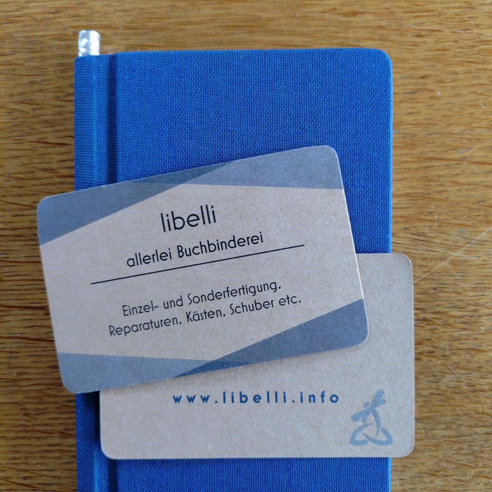 foto des notizbuchs mit visitenkarten der herstellenden buchbinderei in borken; ihre website: http://libelli.info/