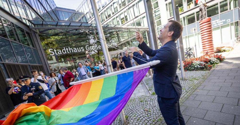 Regenbogenflagge vor Mainzer Stadthaus gehisst