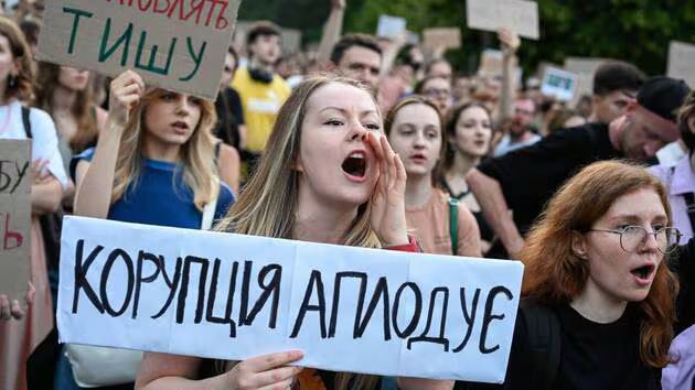 Manifestation à Kiev contre la nouvelle loi qui place les agences anticorruption sous l’autorité du cabinet du Président.
ANADOLU VIA AFP
