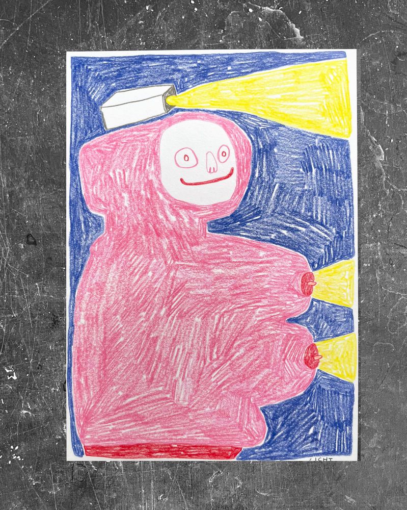 Zu sehen ist eine gezeichnete Figur. Die Figur hat einen Beamer auf dem Kopf. Um die Figur herum ist es dunkel. Sowohl der Beamer als auch ihre beiden Brüste strahlen ein helles Licht aus.