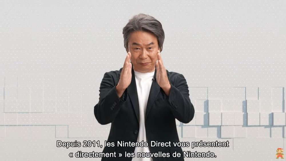 Shigeru Miyamoto réalisant le signe emblématique de l'ancien président de Nintendo Satoru Iwata "Directly to you"