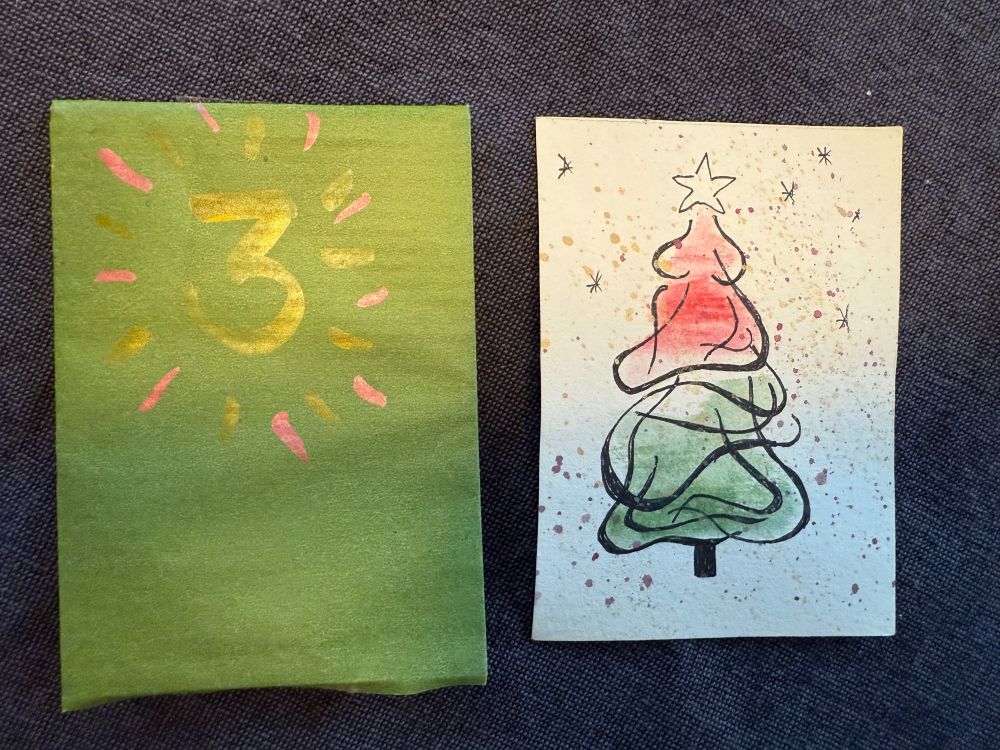 Artist Trading Card mit Weihnachtsbaummotiv. Der Baum ist aus geschwungenen Linien zusammengesetzt, grün in der unteren Hälfte und rot in der oberen Hälfte. Ein Stern, Schneeflocken und Sprenkel zieren die Karte.