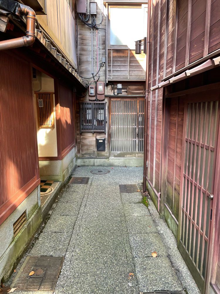 くらがり坂の下の路地。非常に細い