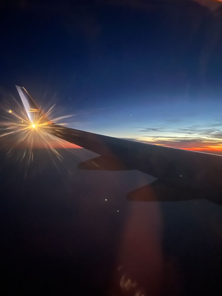 Vista aérea del Río de la Plata con el atardecer de fondo