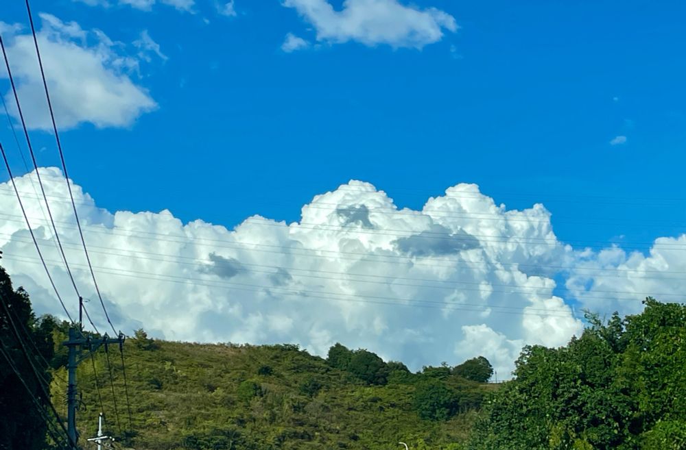 崩れてきた入道雲の写真。