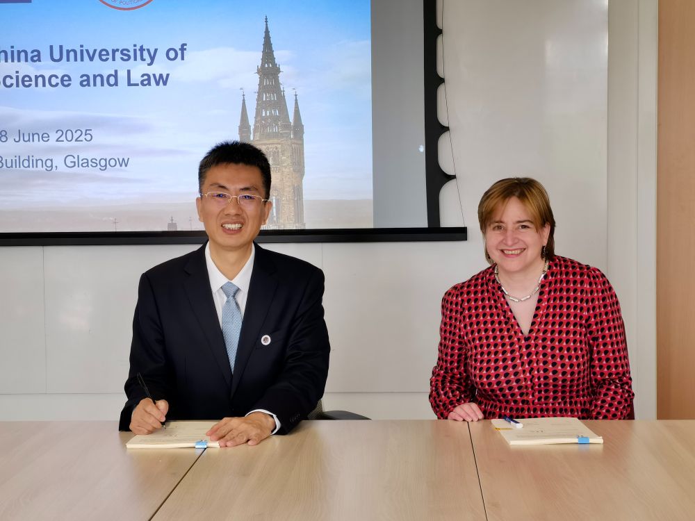 Vice President Professor Lu Chunlong from the China University of Political Science and Law, and Claire Mcdiarmid from the University of Glasgow, school of law. 