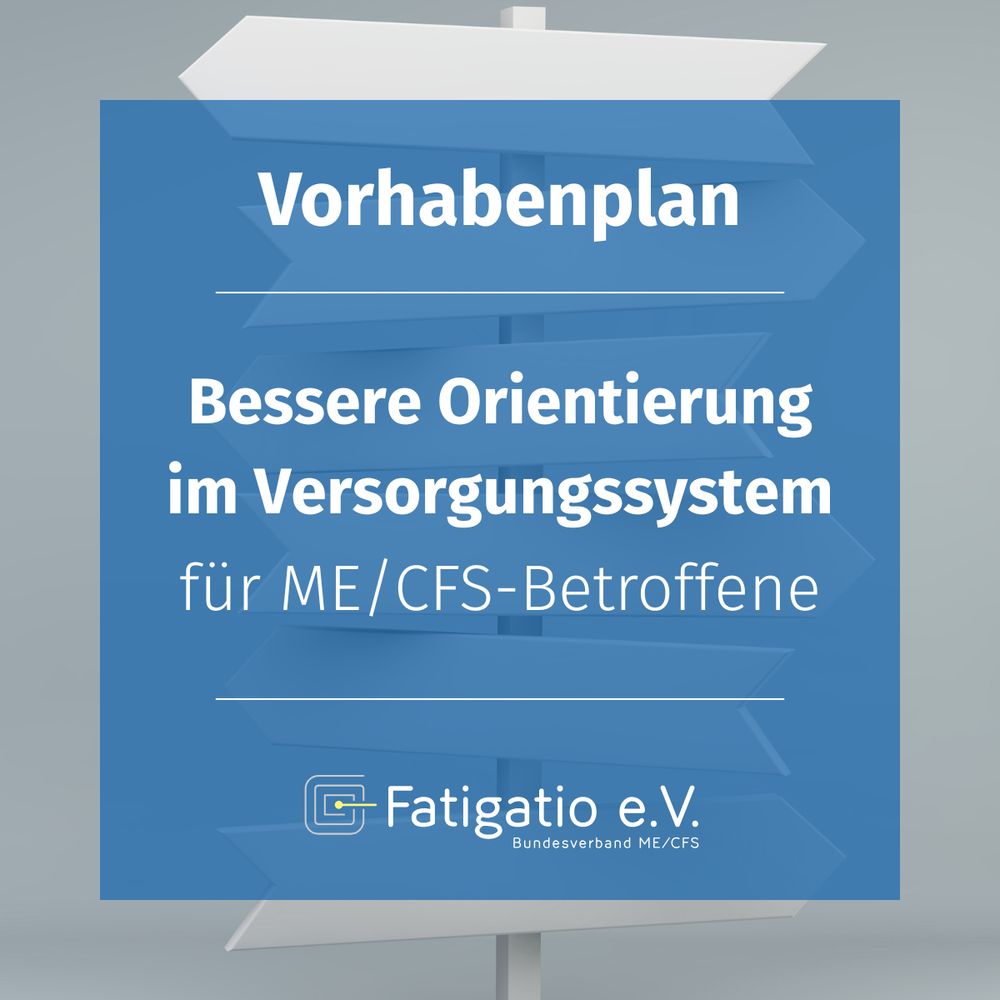 Ankündigung des Vorhabenplans des Fatigatio e.V. "zur besseren Orientierung im Versorgungssystem für ME/CFS-Betroffene". Weiße Schrift auf blauem Grund. Im Hintergrund ein Wegweiseschild. Fatigatio e.V.-Logo