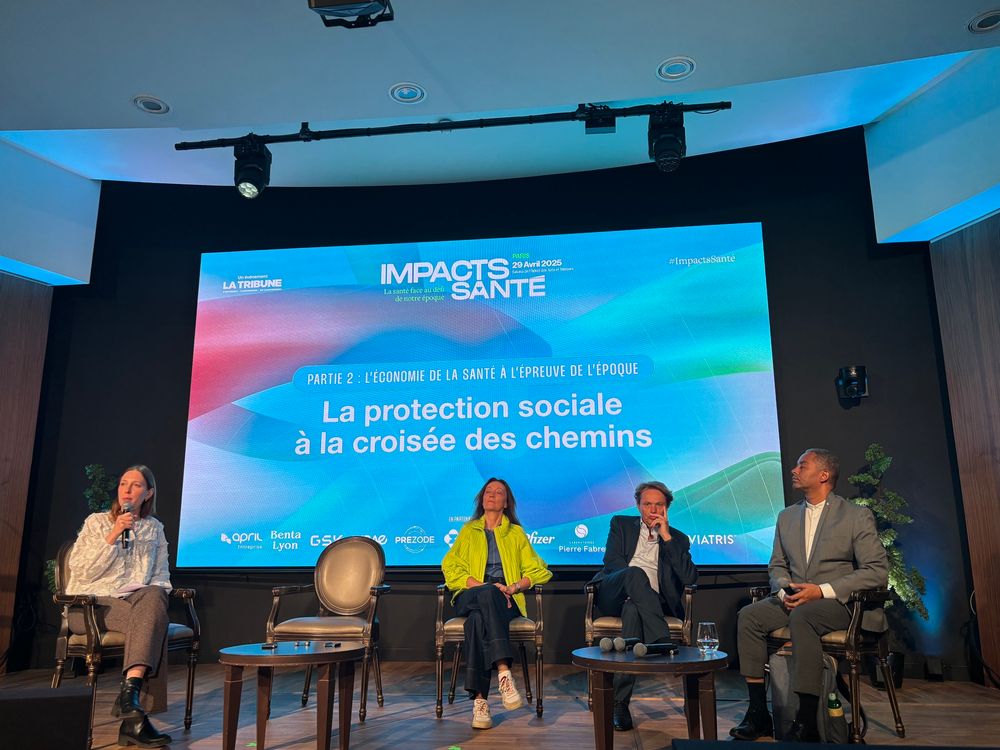 3 participants à la table ronde et journaliste animatrice. 