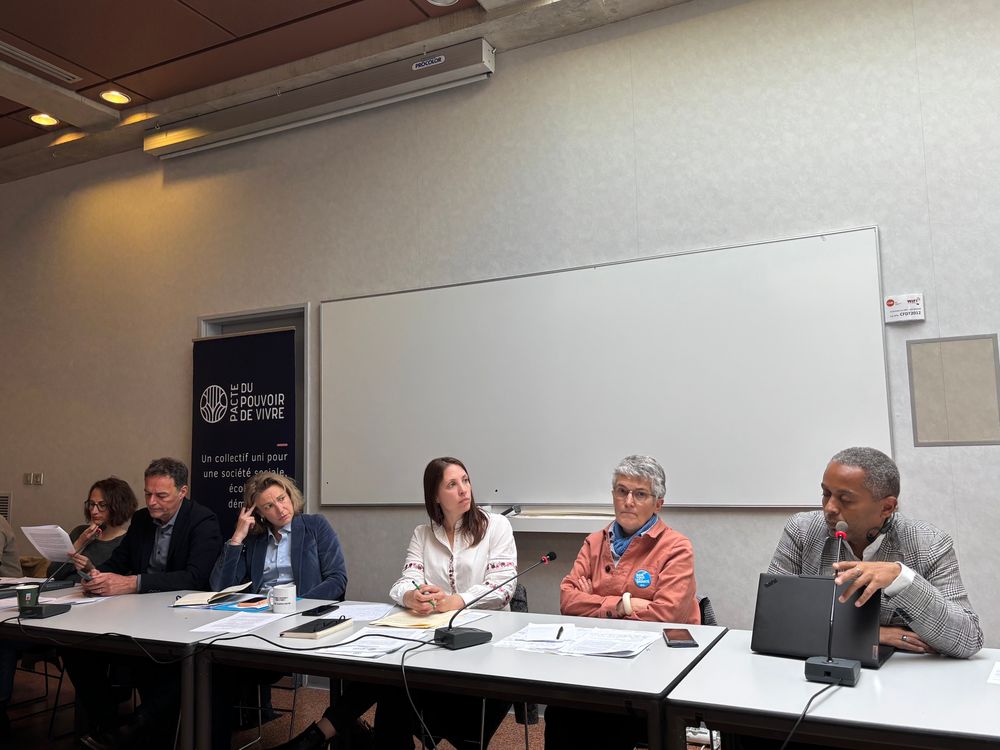 Les intervenants côte à côte sur table. 