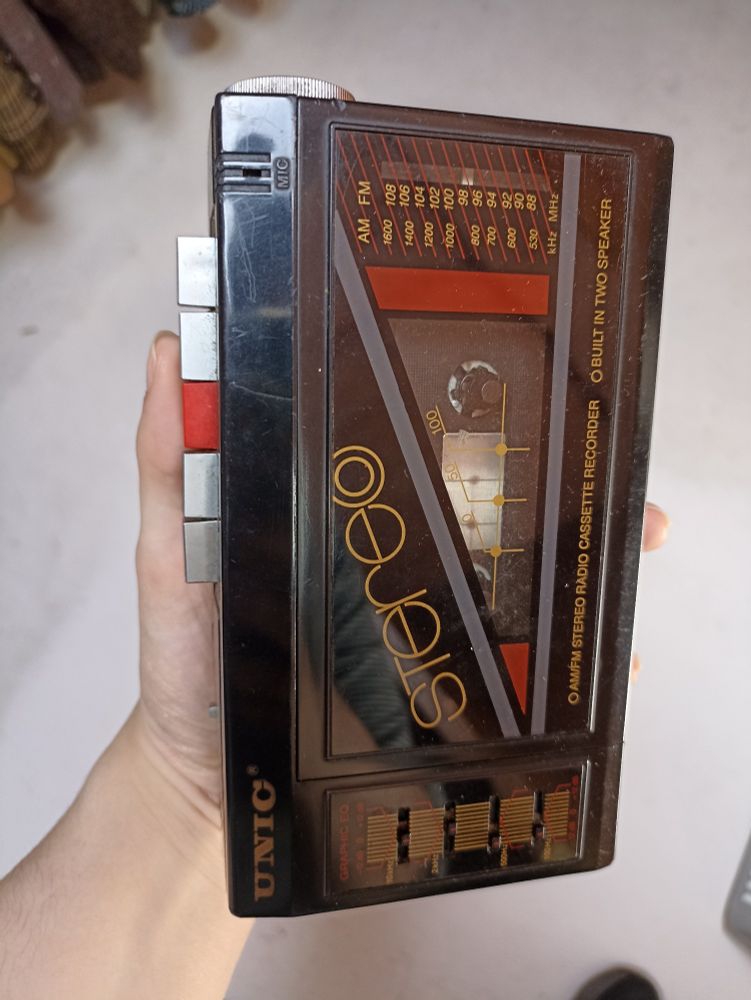 Radio cassette que encontramos en el desván y funciona perfectamente 