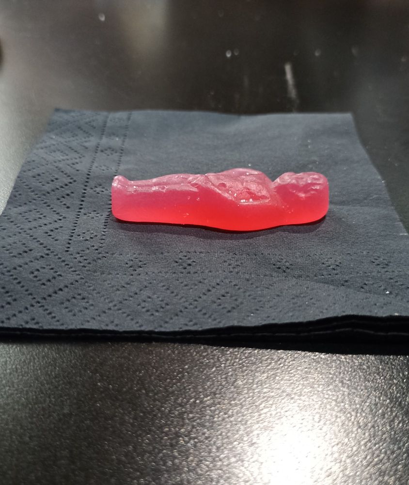 Gominola que se parece al meme del escondite de Saddam Hussein 