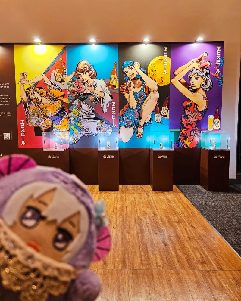 置くのケースにコラボパッケージの缶が展示されています