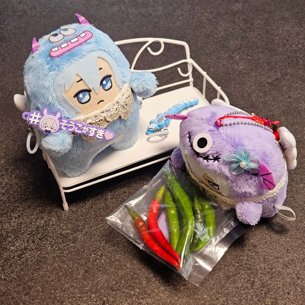 不満顔のモンたまくんと唐辛子に夢中なモンそーちゃん