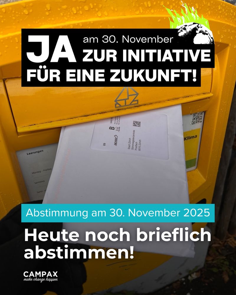 Eine gelbe Schweizer Briefkastenklappe im Regen. Eine Person mit schwarzen Handschuhen wirft ein grosses Abstimmungscouvert ein. Darüber liegt ein schwarzer Banner mit dem Text: JA zur Initiative für eine Zukunft – am 30. November. Unten steht: Abstimmung am 30. November 2025 – Heute noch brieflich abstimmen!