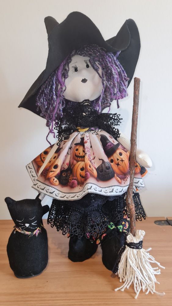 Bruxinha de pano e seu gatinho preto