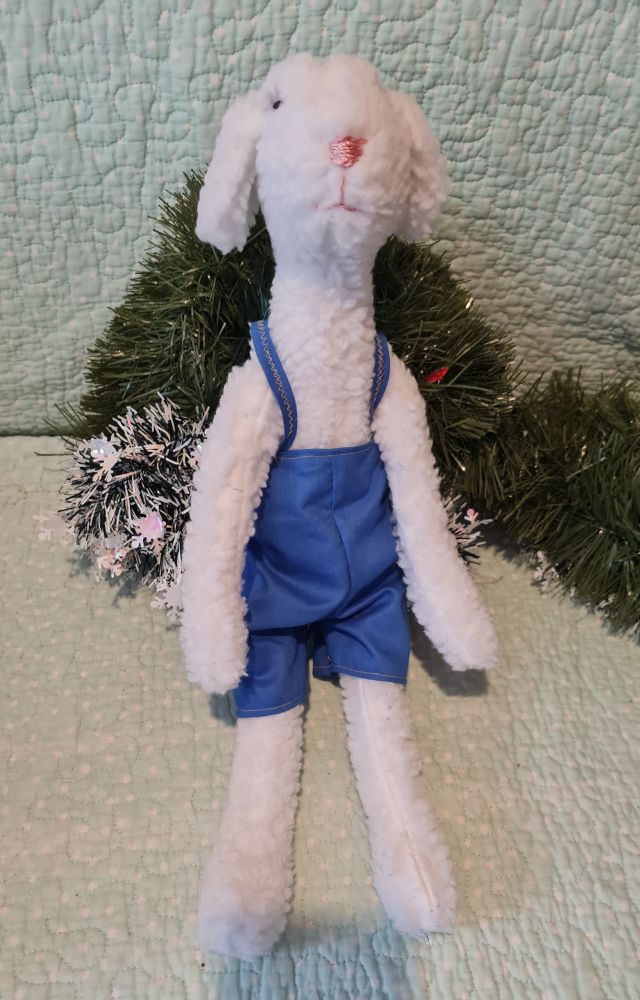 Boneco de pano, cachorro da designer Tone Finnanger. Porém usei um tecido e ele parece uma ovelha. O verde no fundo são enfeites de Natal. A sombra nos pés é do meu celular 