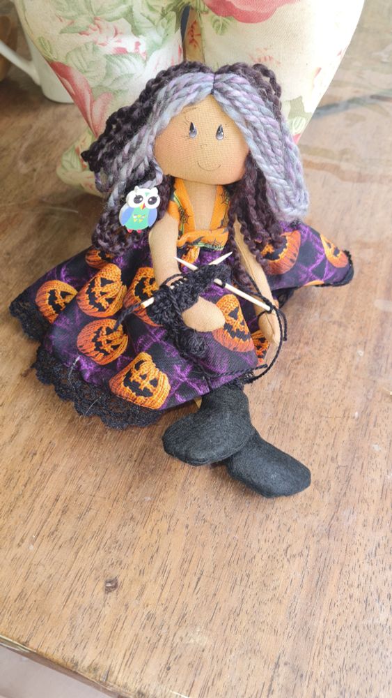 Boneca de pano Bruxinha Tecelã