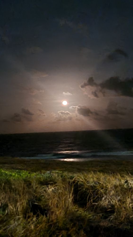 Super Lua nascendo na praia