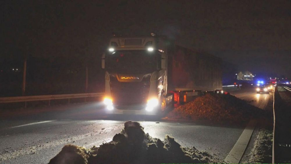 Verletzte durch Straßenblockade mit Misthaufen in Brandenburg