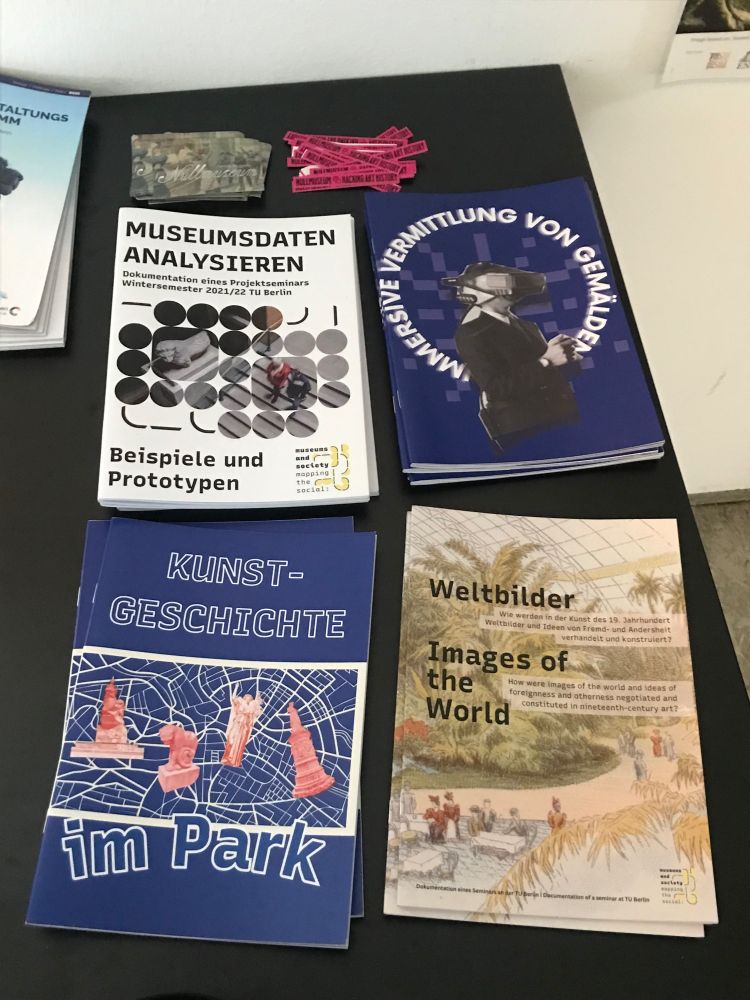 Sticker und Hefte auf einem Tisch