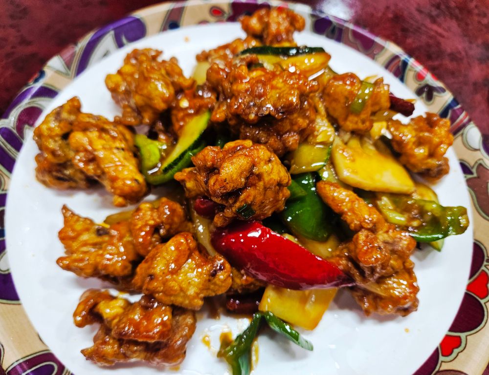 빨간채소(고추일까?)와 양파 등이 같이 볶아져있는 라조기