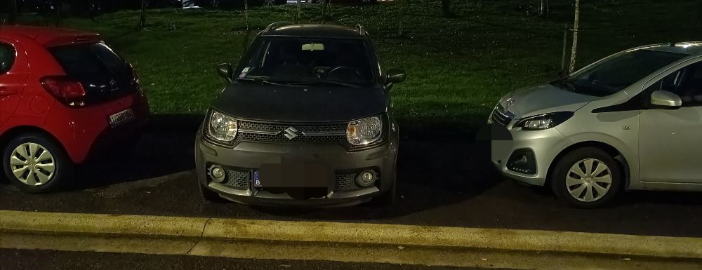 Et ma p'tite voiture à 90⁰ entre deux voitures ou il n'y avait pas l'espace nécessaire pour me garer de façon Conventionnelle 