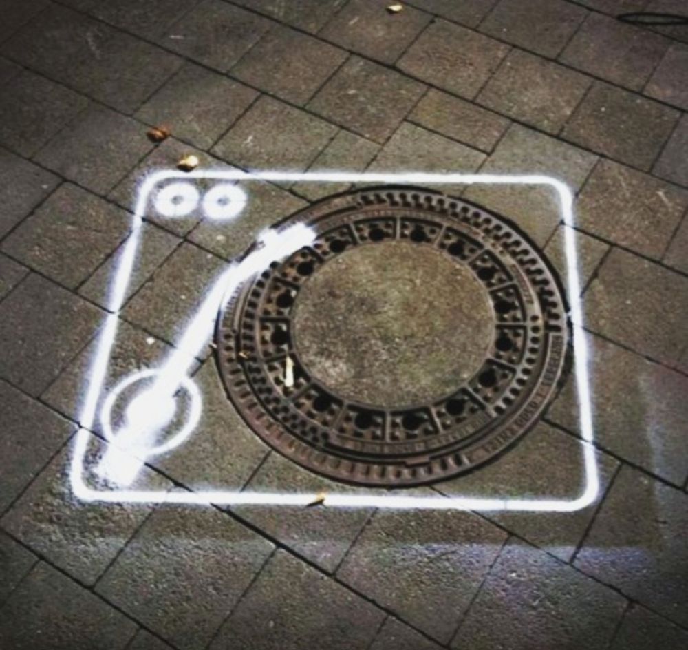 Alcantarilla con forma de tocadiscos 