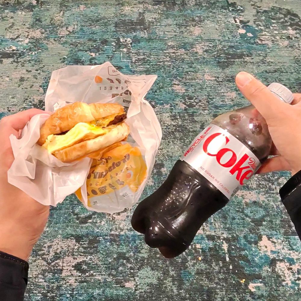 クロワッサンサンドとダイエットコーラ