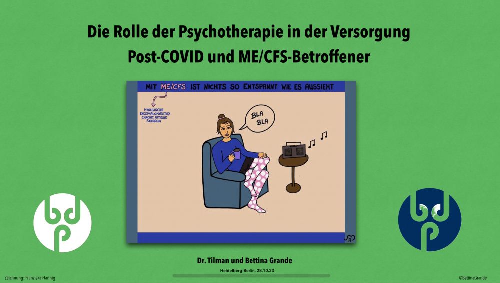Eine Frau sitzt gemütlich im Sessel, aber der Schein trügt: Sie hat auch in dieser Situation mit unzähligen Symptomen zu kämpfen