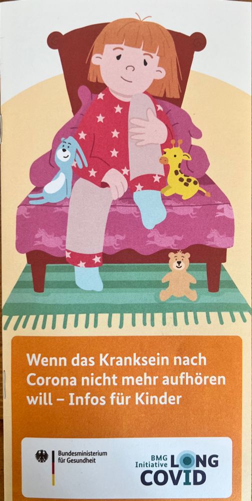 Ein gemaltes Mädchen mit roten Haaren im Schlafanzug sitzt sichtbar krank auf einem Sessel. Sie hält ein Kissen im Arm, links und rechts liegen Kuscheltiere. Unten steht ein kleiner Teddybär. Text: „Wenn das Kranksein nach Corona nicht mehr aufhören will – Infos für Kinder“.