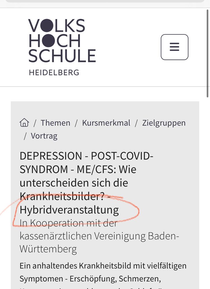 Ausschnitt der Website der Volkshochschule Heidelberg mit schwarzer Schrift auf grauem Hintergrund. Überschrift: „Depression – Post-COVID-Syndrom – ME/CFS: Wie unterscheiden sich diese Krankheitsbilder?“
Darunter in roter Markierung eingekreist: das Wort „Hybridveranstaltung“.
Oben links das Logo „Volkshochschule Heidelberg“ in Schwarz.
