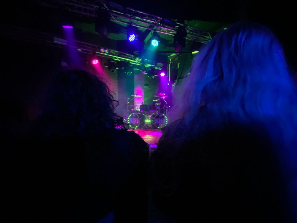 Glitterymane and Gh0stfl0ra at a gig with cool contrast hair!