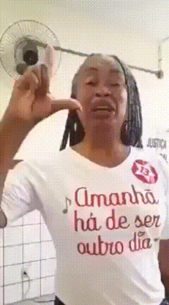 a woman wearing a white shirt that says amanha ha de ser outro dia on it