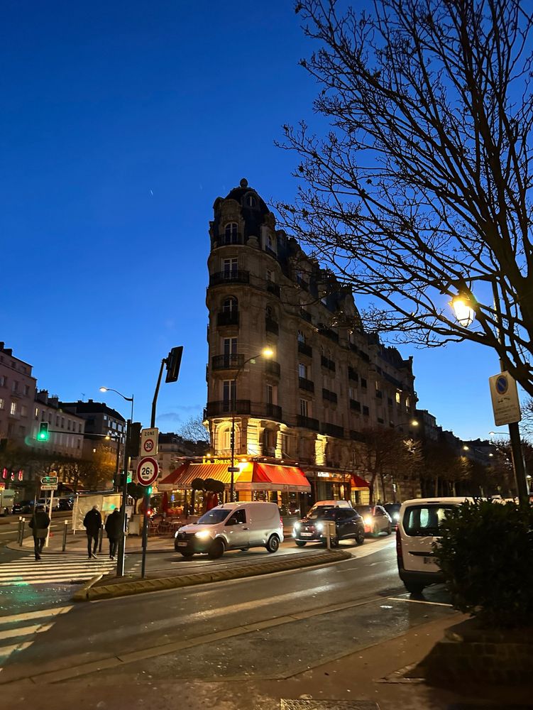 La Tourelle de Saint-Mandé à la lueur du petit matin 