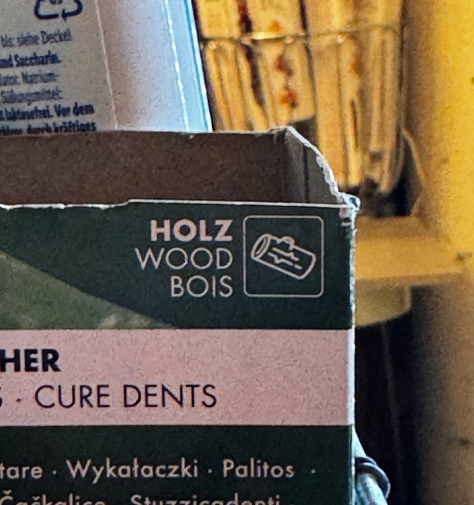 a photo of packaging that says

HOLZ
WOOD
BOIS