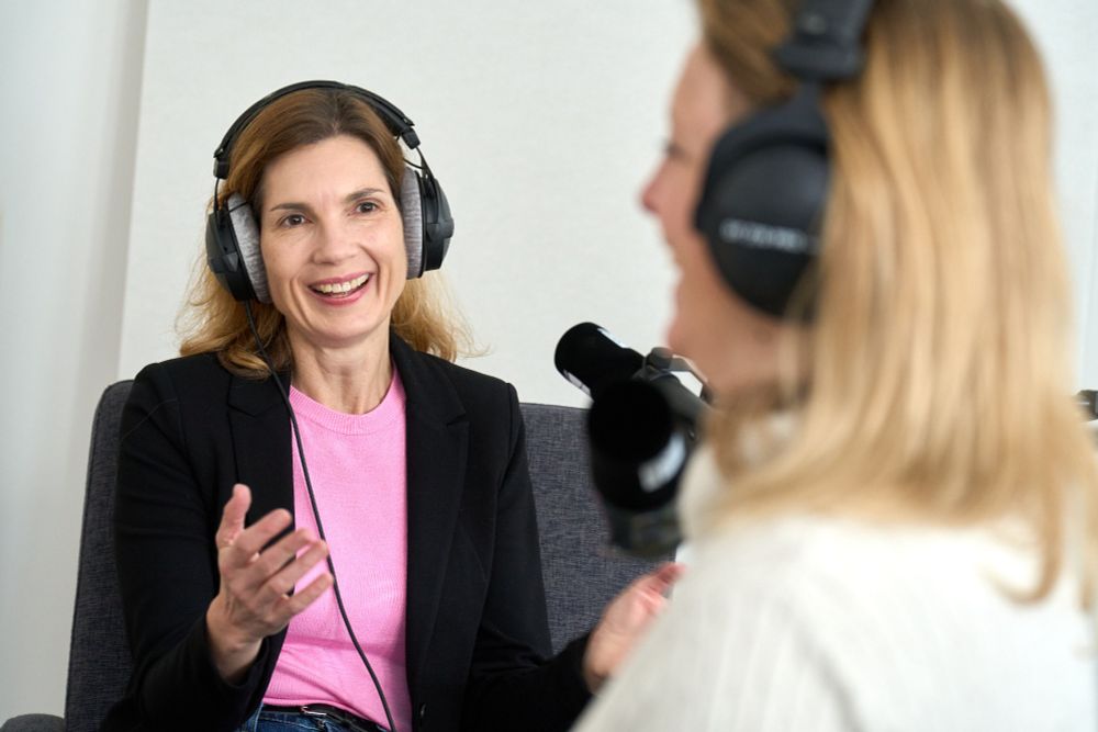 Vice Rector Ilona Grunwald Kadow talks with Dr. Katja Fels.
