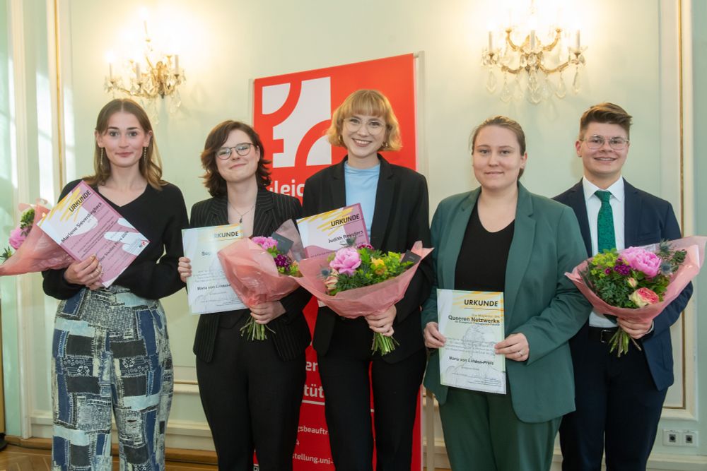 Award winners receive their prizes during the ceremony.
All prize winners (from left to right): Marlene Sieverdingbeck, winner of the Gender Studies Prize 2024; Sophia Piacenza, winner of the Maria von Linden Prize; Judith Reinders, winner of the Gender Studies Prize 2024; Johanna Schwarz, winner of the Maria von Linden Prize; Erik Nau, winner of the Maria von Linden Prize.