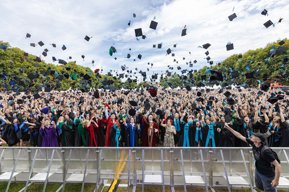 Group photo: graduates celebrated the 20th anniversary of ist Universitätsfest in the Hofgarten.