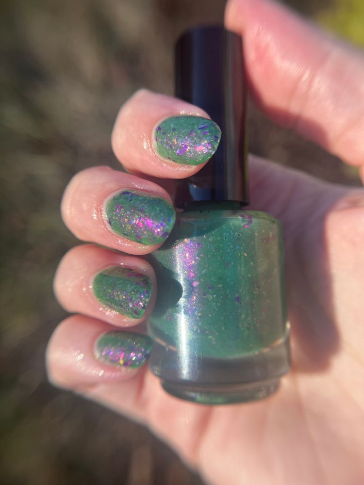 WILDFIRE WILDFLOWERS in its cold color-shifted state — forest green, with pink shimmer and multicolored flakes 💖🪻🐊