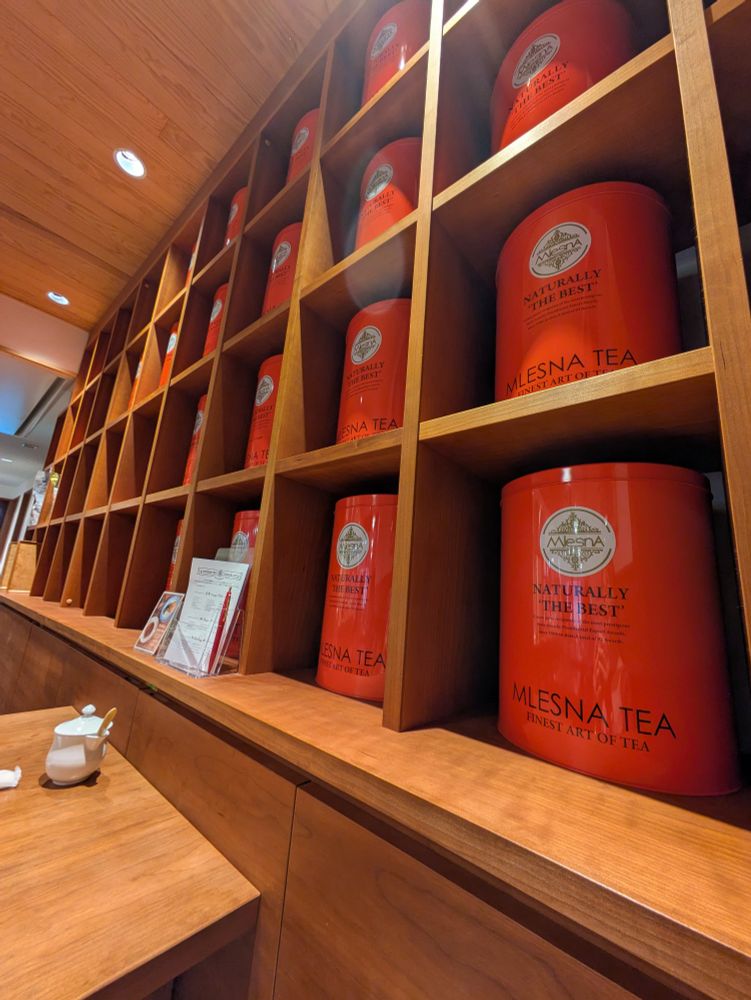 お店の壁に紅茶缶