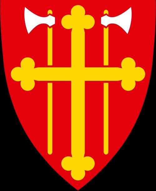 Den norske kirkes våpenskjold. Våpenet er i rødt et gull kløverbladkors lagt over to økser med gullskaft og sølv økseblader som er vendt utover.