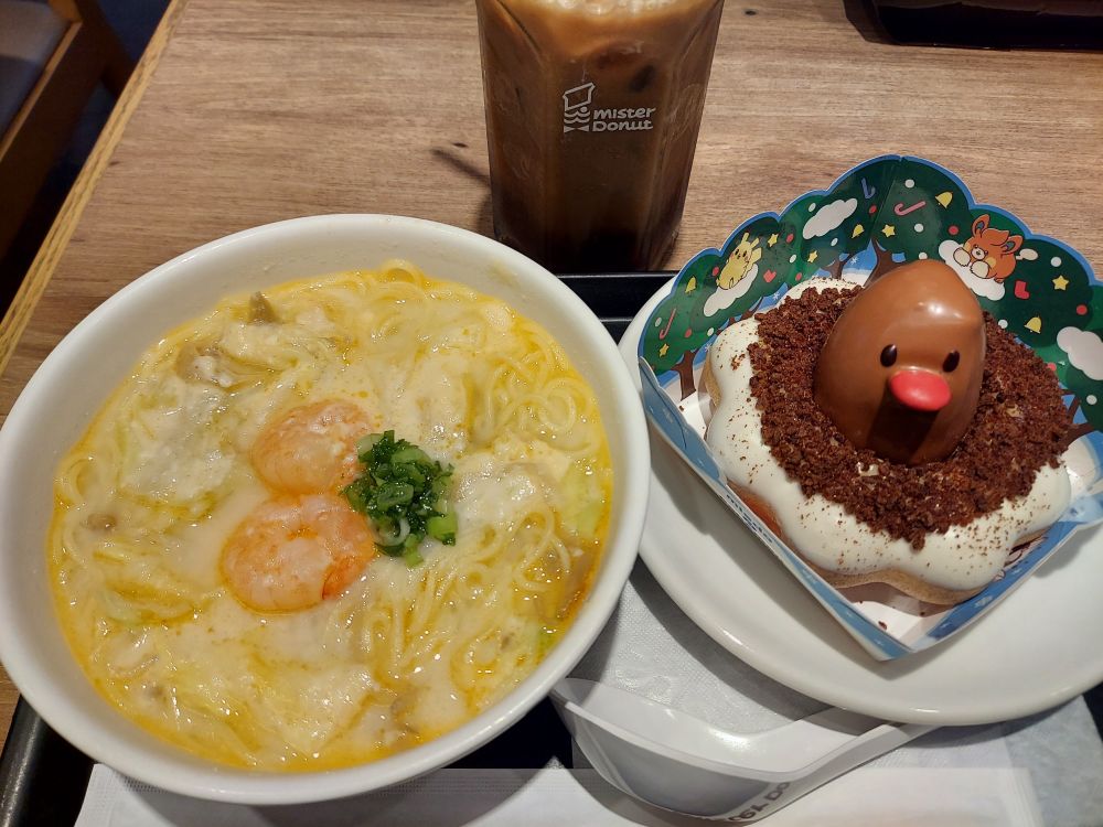 ミスドゴハン。麺の量が予想よりあったけど、🐍さんは台湾フェアの麺シリーズ三種頼んで、さらにドーナツ10個くらい頼んで、ペロリと完食してそう。