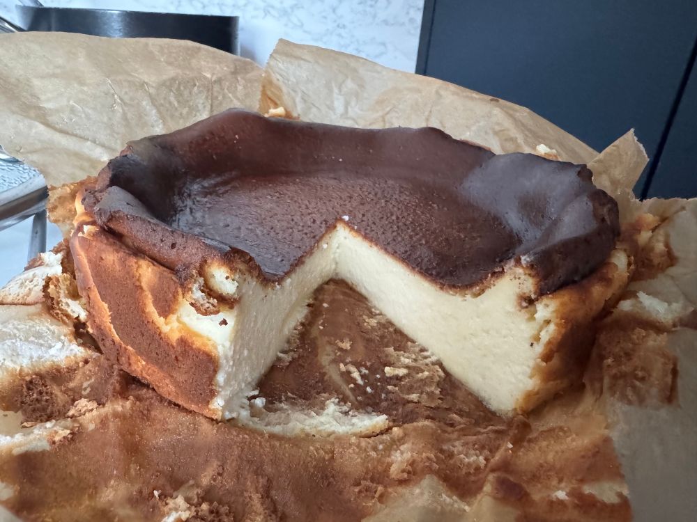 Picture of a baked cheesecake 