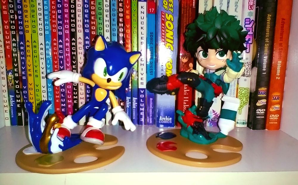 Photo depicts a Sonic Palverse Pale figure displayed with the Deku figure of the same variety on a bookshelf.