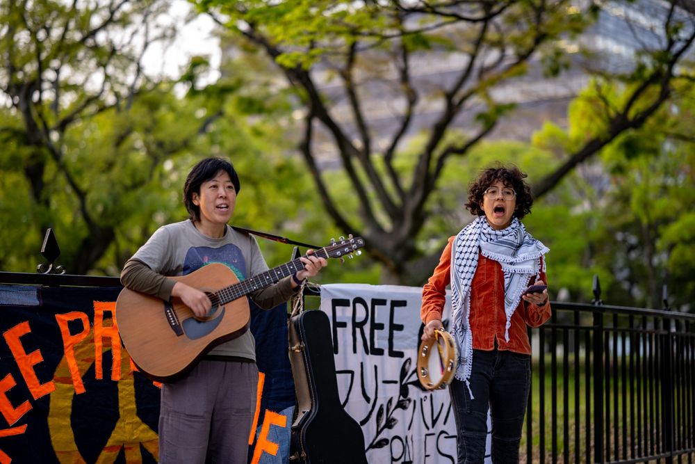 ギターを弾くめぐみさん、歌うレベッカさん