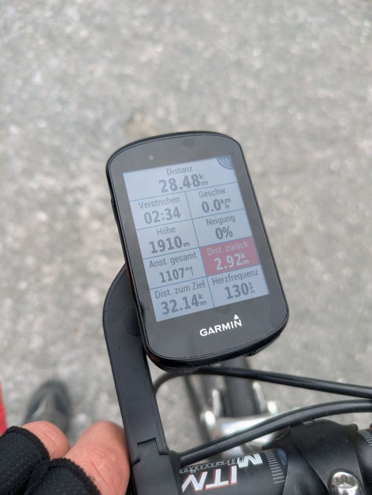 Ein Fahrradcomputer, der anzeigt, dass ich auf 1910 Meter Höhe bin. Dafür musste ich 1107 Höhenmeter zurücklegen. Aber dafür lohnt es sich