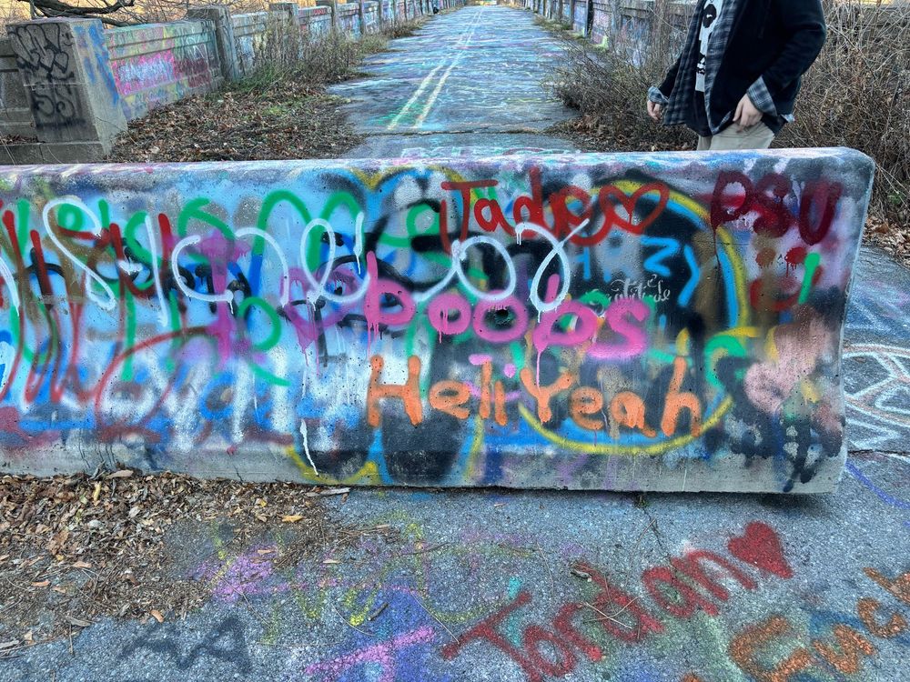 Graffiti that says “I heart boobs, hell yeah”