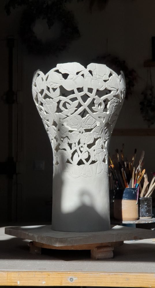 Lampe à poser ajourée en grès porcelainique cru avec des motifs floraux en reliefs 